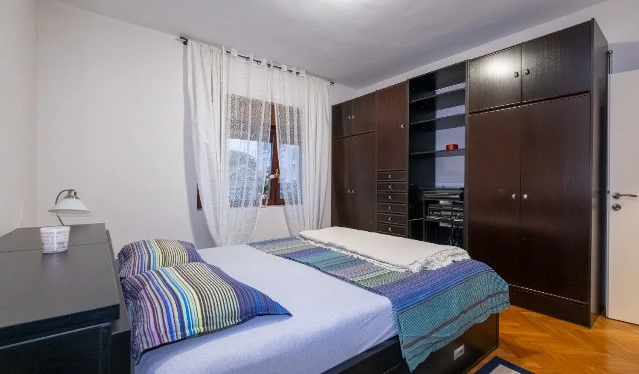 Izdavanje, trosoban stan, 145m², Momišići, Podgorica