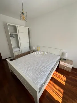 Spavaća soba sa bračnim krevetom, garderoberom i noćnim stočićima. - image 4
