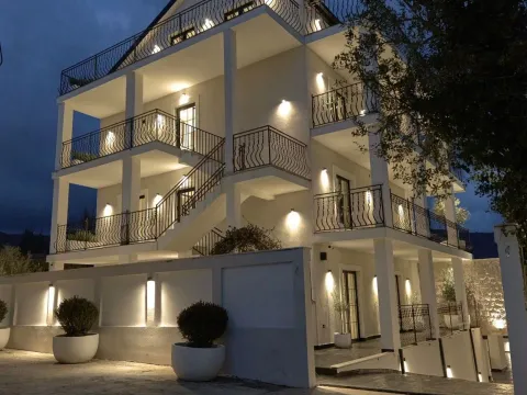 Sale, house, 424m², Tivat, Crna Gora - image 1