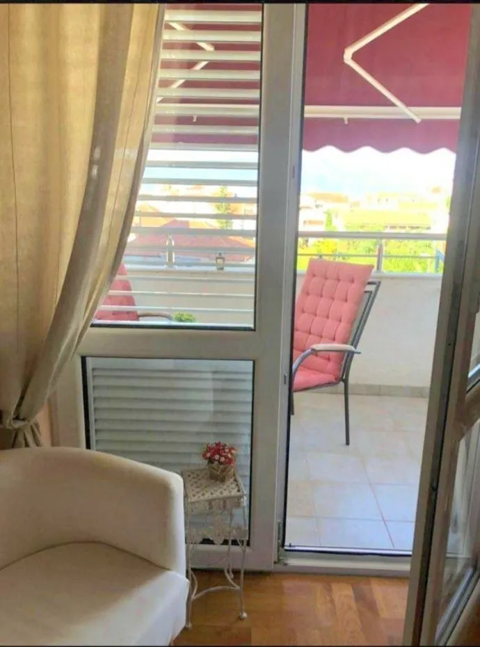 Pogled sa terase kroz balkonska vrata.