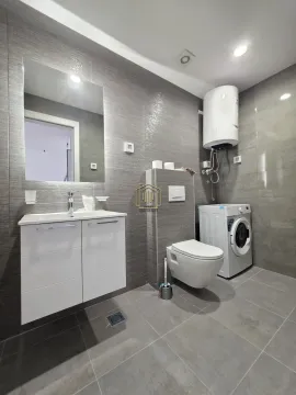 Moderno opremljeno kupatilo sa umivaonikom, WC šoljom i veš mašinom. - image 8
