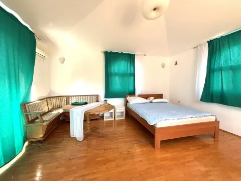 Rent, house, 300m², Zagorič, Podgorica - image 24