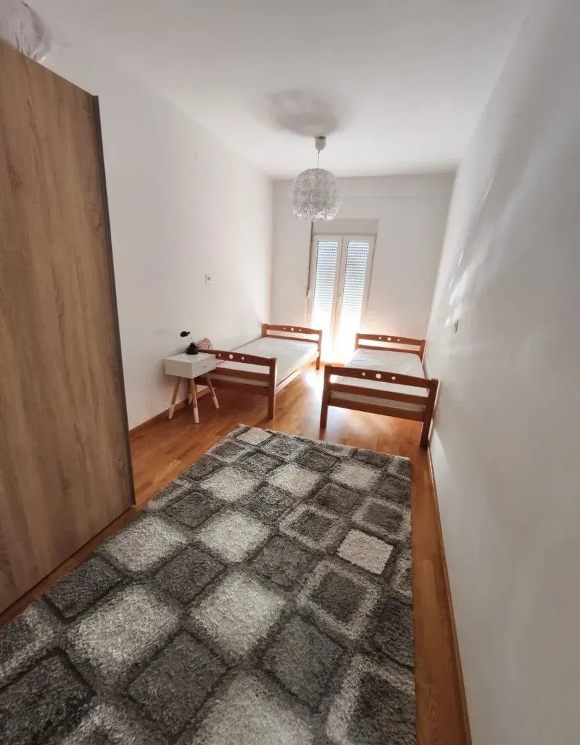 Izdavanje, dvosoban stan, 74m², Stari Aerodrom, Podgorica