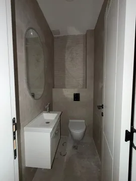 Manje kupatilo sa umivaonikom, ogledalom i wc šoljom. - image 9