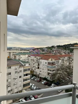Pogled sa terase na gradsko naselje i okolne zgrade. - image 6