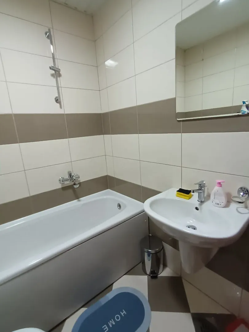 Svijetlo kupatilo sa kadom i lavaboom.
