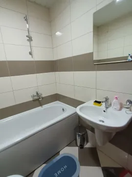 Svijetlo kupatilo sa kadom i lavaboom. - image 10
