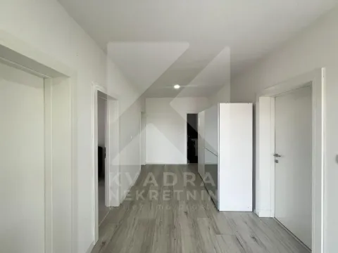 Izdavanje, kuća, 260m², Kokoti, Podgorica - image 21