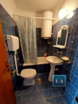 Manje kupatilo obloženo pločicama sa kadom, umivaonikom, WC šoljom i bojlerom. - image 7