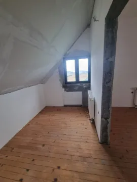 Nedovršena soba u potkrovlju sa drvenim podom. - image 4