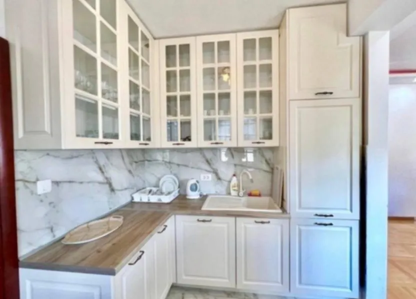 Izdavanje, kuća, 400m², Markovići, Budva