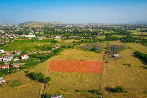 Pogled iz vazduha na zemljište sa ucrtanim granicama parcele i okolinom. - image 6