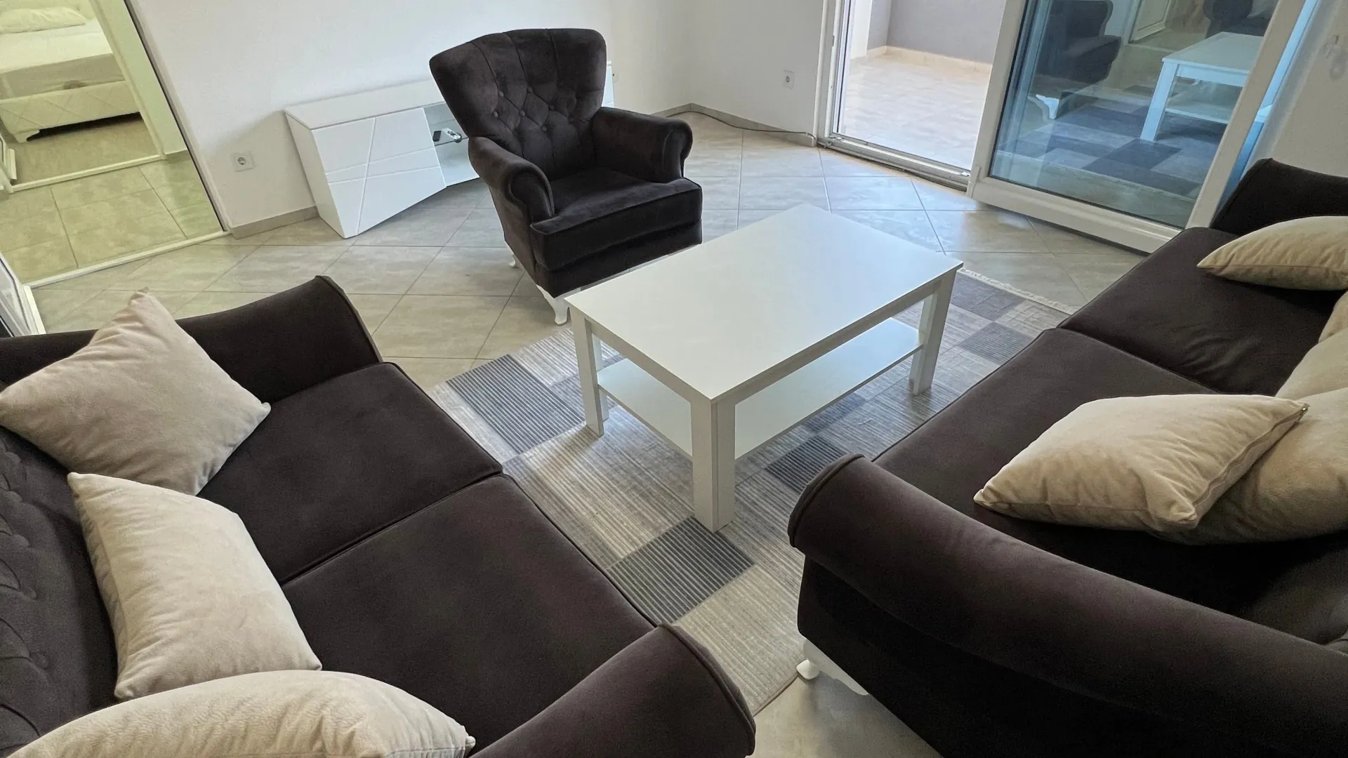 Rent, two bedroom apartment, 85m², Tomba, Bar