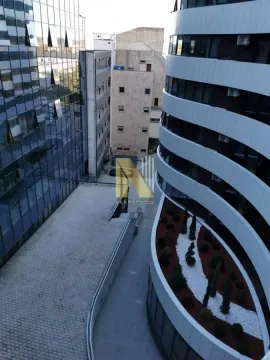 Pogled iz zgrade na okolne moderne objekte i unutrašnje dvorište. - image 12