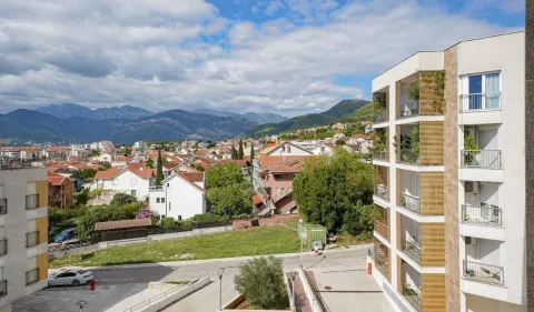 Pogled sa terase na naselje, okolne planine i dio savremene stambene zgrade. - image 13