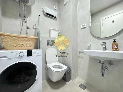 Moderno opremljeno kupatilo sa veš mašinom, umivaonikom i WC šoljom. - image 7