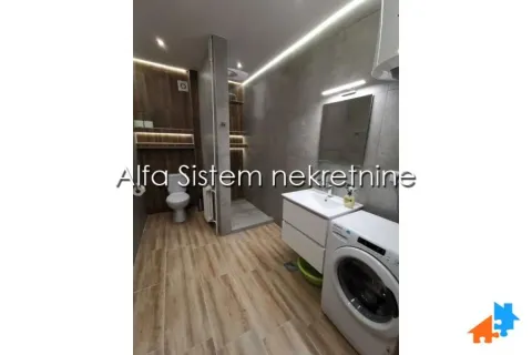 Moderno opremljeno kupatilo sa tuš kabinom, umivaonikom i veš mašinom. - image 7