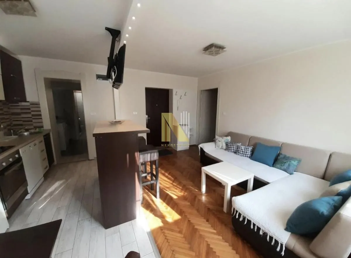 Izdavanje, dvosoban stan, 43m², Centar, Novi Sad