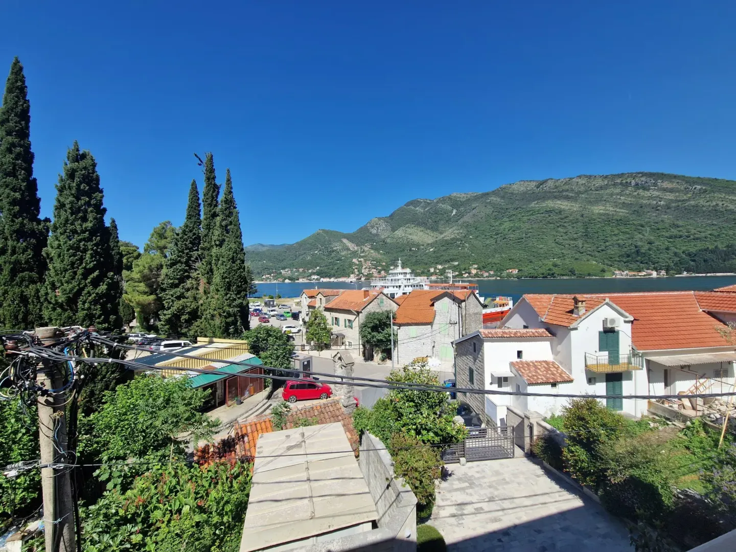 Pogled na zaliv, planine i okolne kuće sa terase.