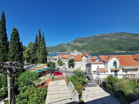 Pogled na zaliv, planine i okolne kuće sa terase. - image 8