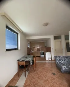 Dnevni boravak sa trpezarijom i kuhinjom u pozadini. - image 8