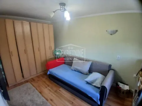 Spavaća soba sa krevetom i ormarom. - image 4