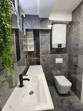 Moderno opremljeno kupatilo sa sivim keramičkim pločicama i sanitarijama. - image 4