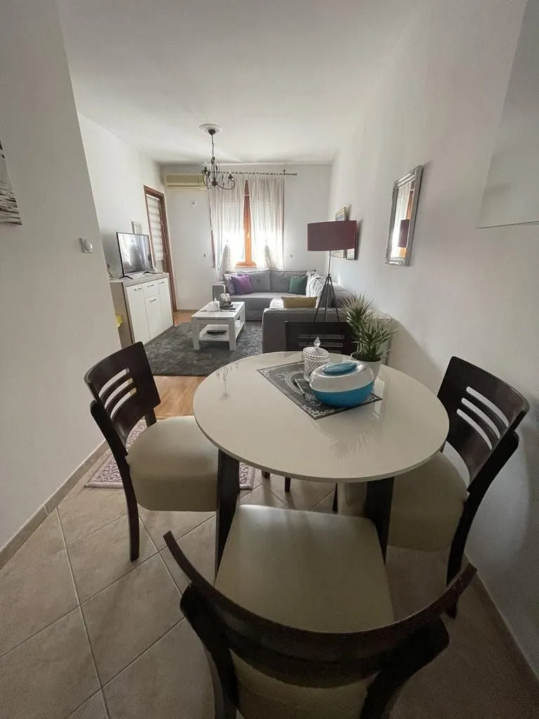 Izdavanje, jednosoban stan, 40m², Pobrežje, Podgorica