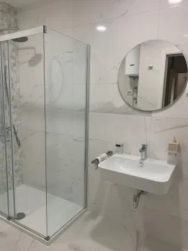 Moderne kupatilo sa tuš kabinom i umivaonikom. - image 8