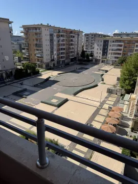 Pogled sa balkona na okolne zgrade i popločani trg. - image 6