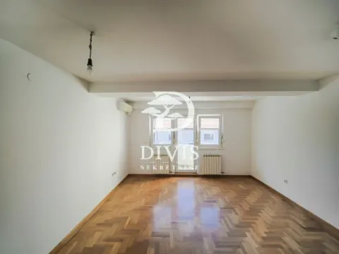 Empty room with parquet flooring and access to the balcony. - image 15