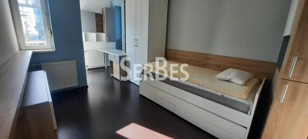 Izdavanje, četvorosoban stan, 123m², Centar, Novi Sad