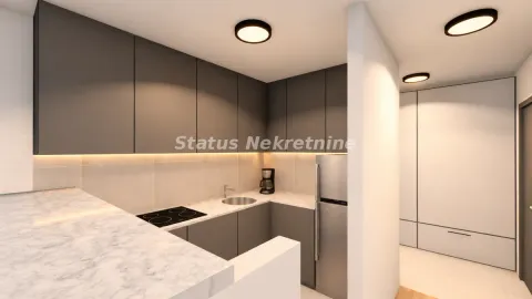 Moderna kuhinja sa sivim elementima i mermernom radnom površinom. - image 8