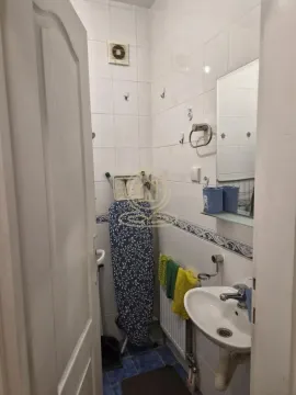 Manje kupatilo sa umivaonikom i pločicama na zidovima. - image 3