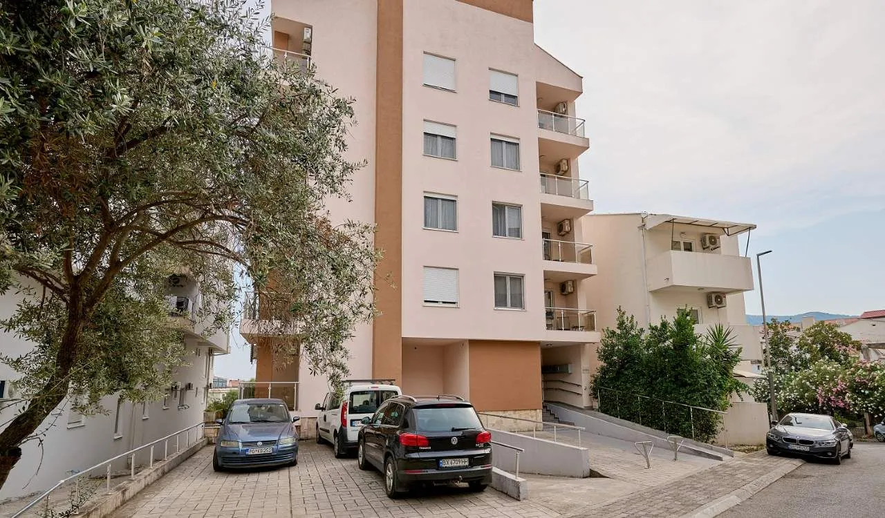 Prodaja, dvosoban stan, 88m², Lazi, Budva