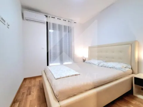 Spavaća soba sa bračnim krevetom i klima uređajem. - image 9