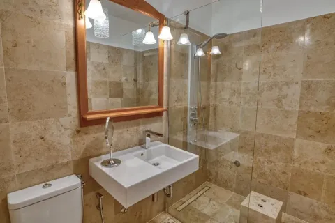 Svijetlo kupatilo sa tuš kabinom, lavaboom i ogledalom sa drvenim okvirom. - image 24