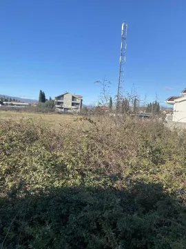 Zemljište obraslo rastinjem sa pogledom na okolne objekte. - image 4