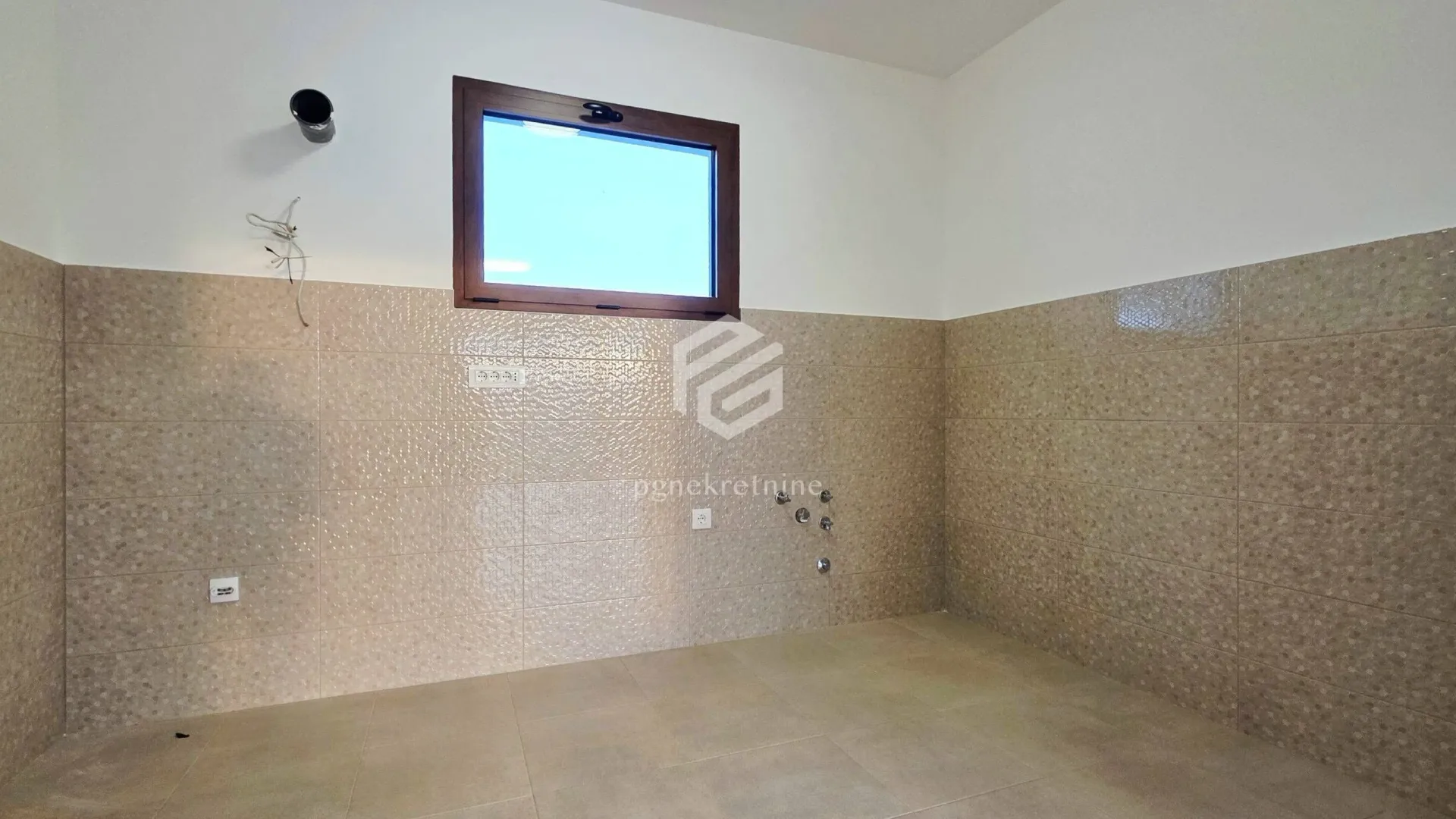 Izdavanje, kuća, 190m², Golubac, Srbija