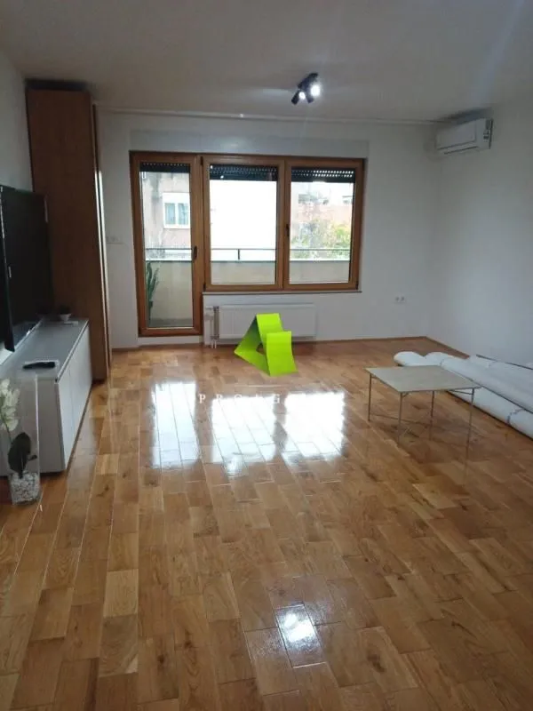 Rent, office space, 93m², Medijana, Niš