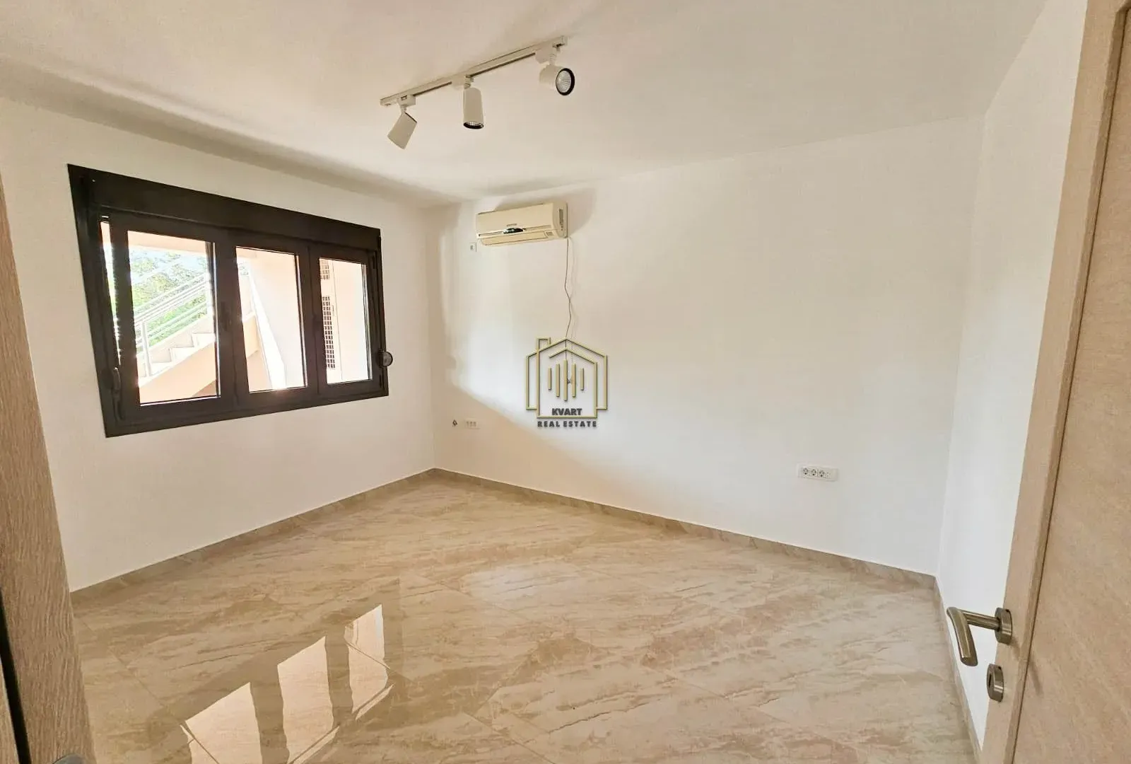 Izdavanje, poslovni prostor, 90m², Masline, Podgorica