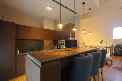 Moderna kuhinja sa šankom i drvenim elementima. - image 3