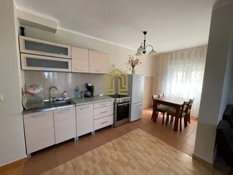 Manja kuhinja sa trpezarijom i elementima od svijetlog drveta. - image 4