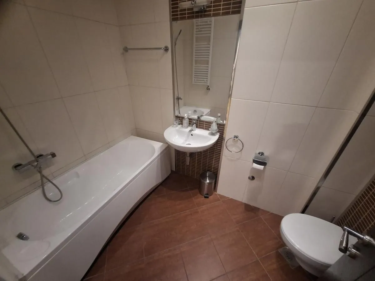 Kupatilo opremljeno kadom, umivaonikom i wc šoljom.