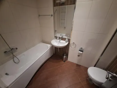 Kupatilo opremljeno kadom, umivaonikom i wc šoljom. - image 13