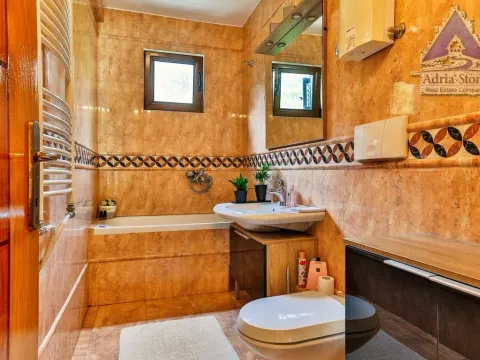 Izdavanje, trosoban stan, 156m², Dubovica, Budva - image 18