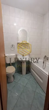 Manje kupatilo sa kadom, umivaonikom i wc šoljom. - image 6