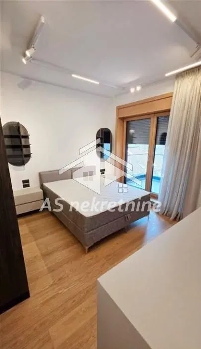 Izdavanje, trosoban stan, 95m², Savski Venac, Beograd