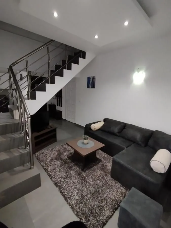 Izdavanje, dvosoban stan, 70m², Tivat, Crna Gora