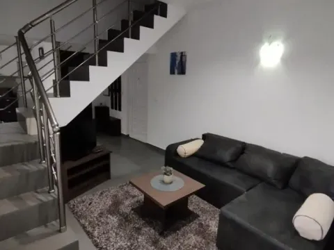 Izdavanje, dvosoban stan, 70m², Tivat, Crna Gora